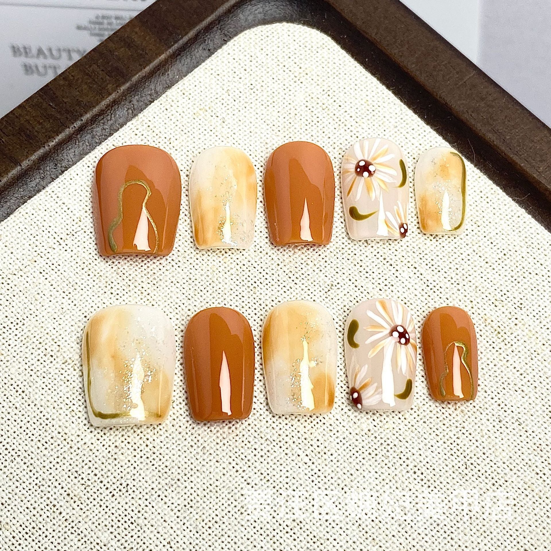 Le Clou Daisy Marble Nails