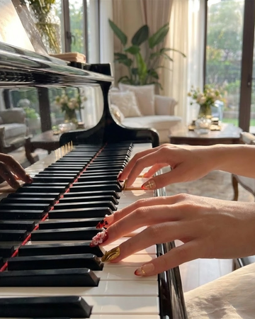 Le Clou Golden Blossom Nails