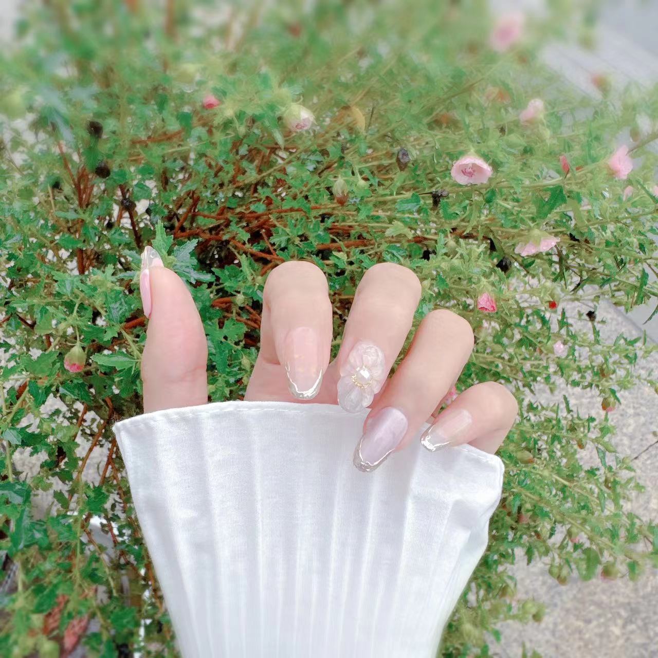 Leclou Petal Pearl Nails - Le Clou