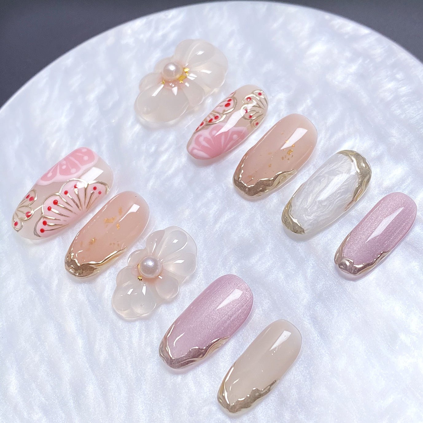 Leclou Petal Pearl Nails - Le Clou